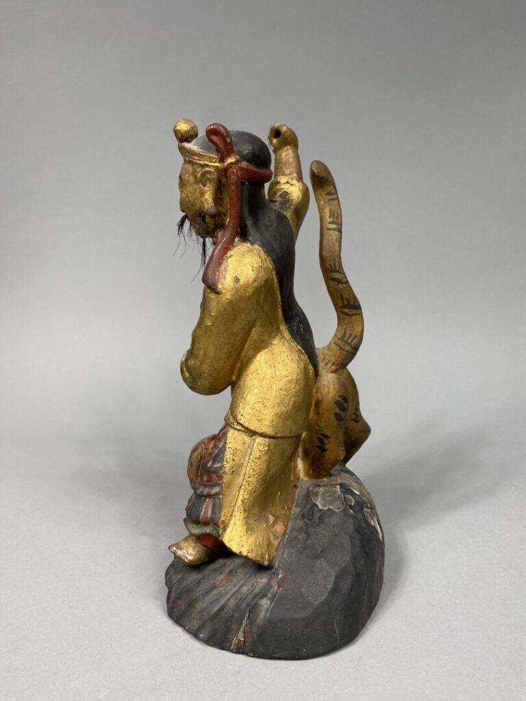 Vietnam / Chine - Sujet en bois polychrome doré représentant un dignitaire surm…