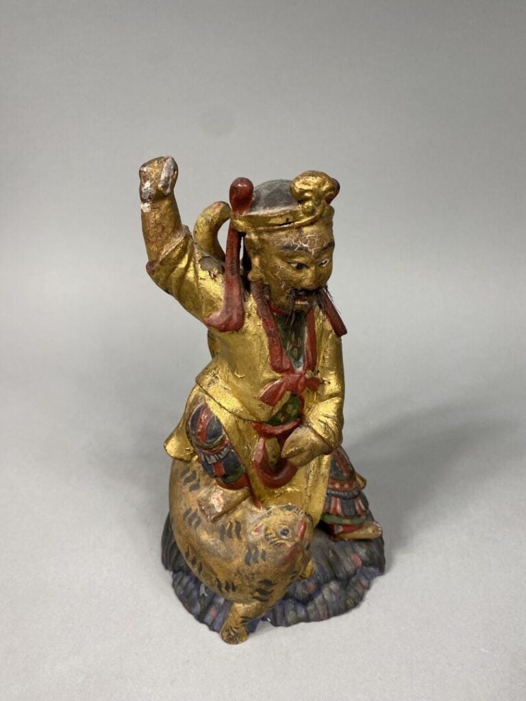 Vietnam / Chine - Sujet en bois polychrome doré représentant un dignitaire surm…