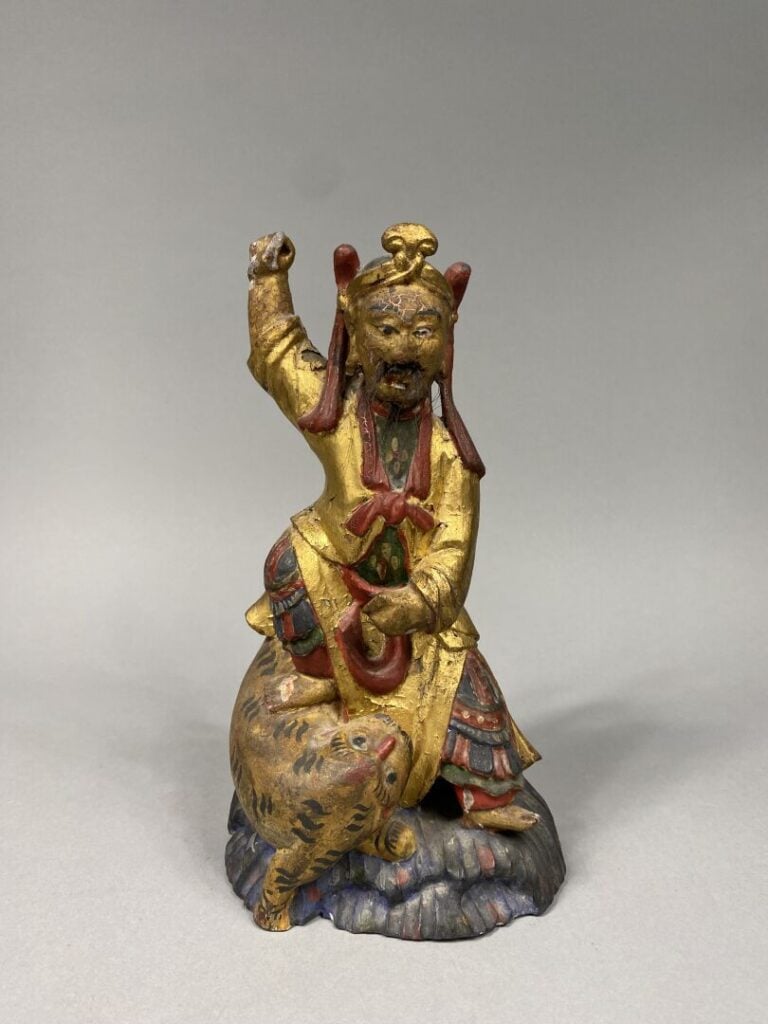 Vietnam / Chine - Sujet en bois polychrome doré représentant un dignitaire surm…