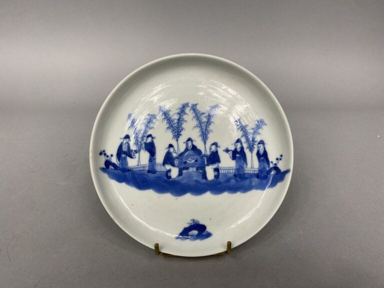 Vietnam - Coupe en porcelaine dite "bleu de Hué" à décor des Sept Sages sous de…