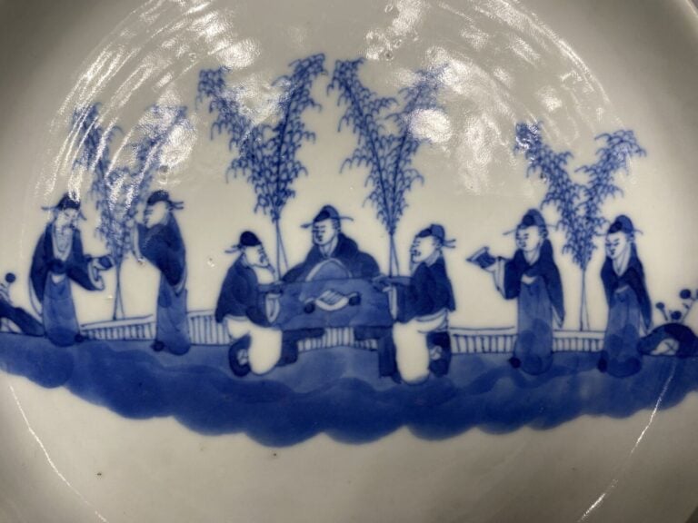 Vietnam - Coupe en porcelaine dite "bleu de Hué" à décor des Sept Sages sous de…
