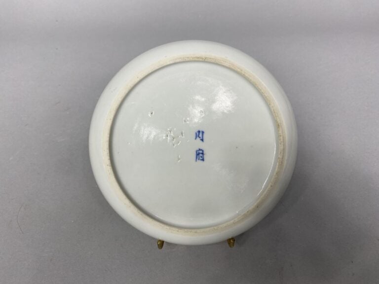 Vietnam - Coupe en porcelaine dite "bleu de Hué" à décor des Sept Sages sous de…