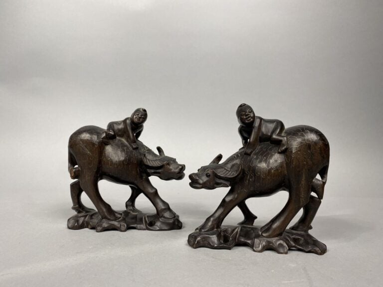 Vietnam - Ensemble de deux sujets en bois sculpté et incrustation de filets rep…