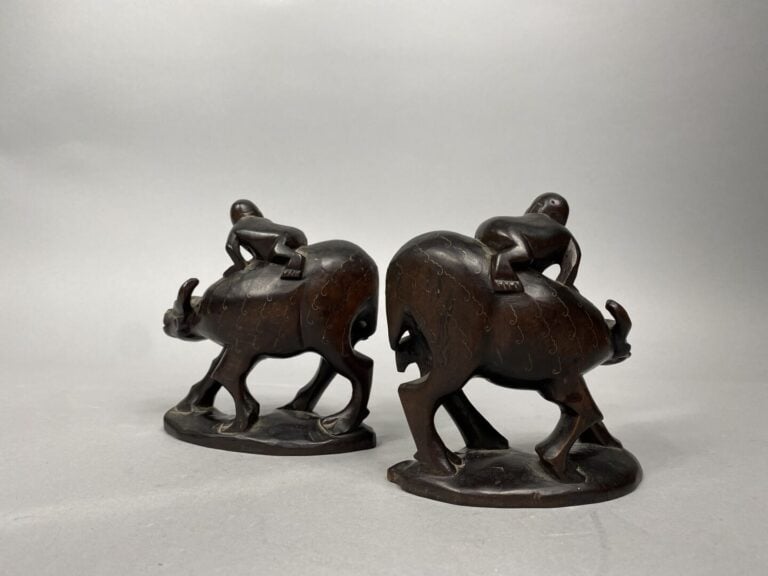 Vietnam - Ensemble de deux sujets en bois sculpté et incrustation de filets rep…