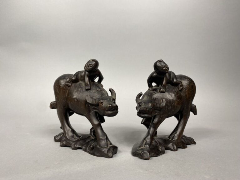 Vietnam - Ensemble de deux sujets en bois sculpté et incrustation de filets rep…