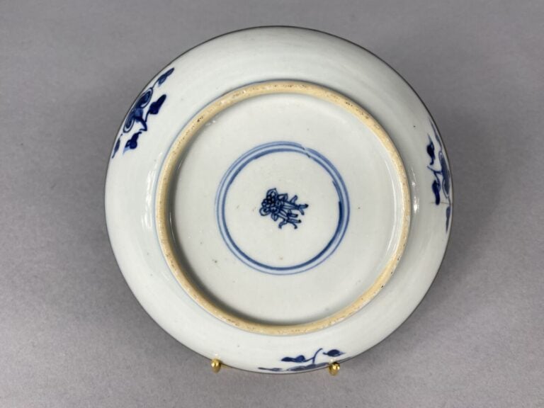 Vietnam - Ensemble de trois assiettes en céramique à décor bleu blanc d'un moti…