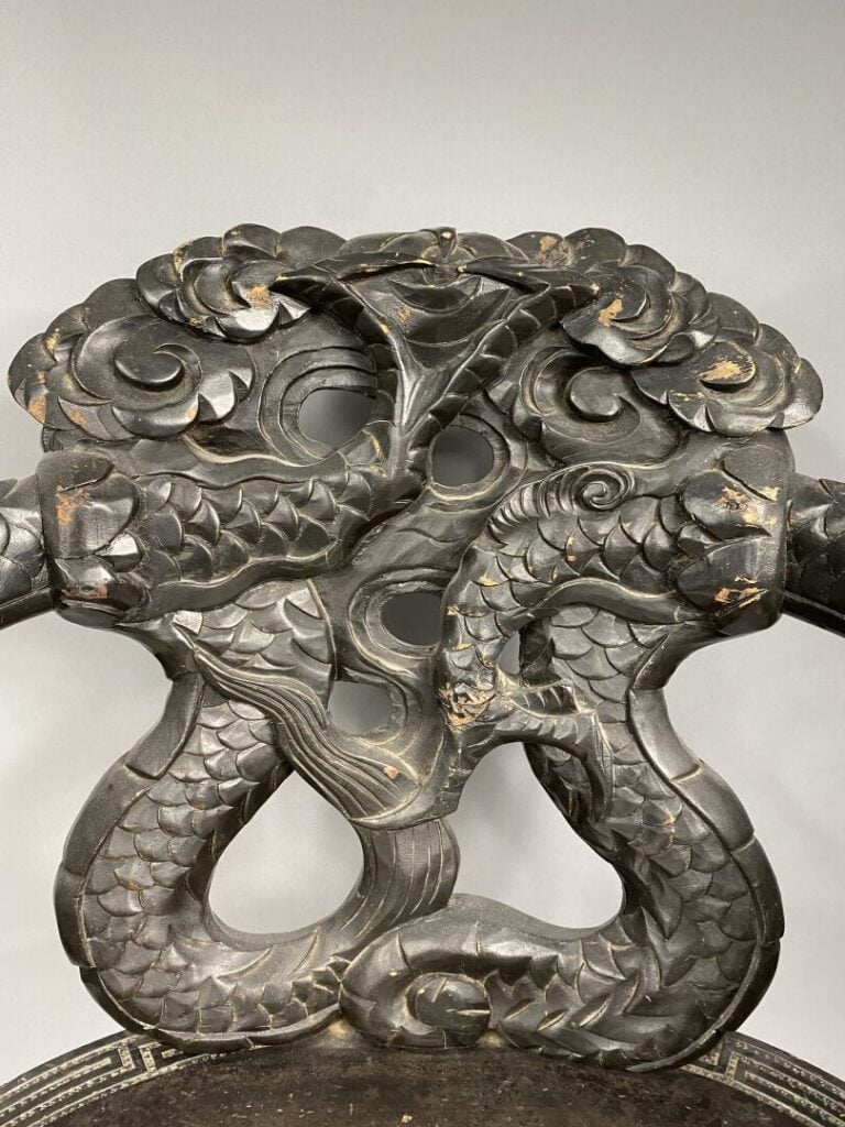 Vietnam - Fauteuil en bois sculpté à décor de dragons - 83 x 63 x 41 cm - (usur…
