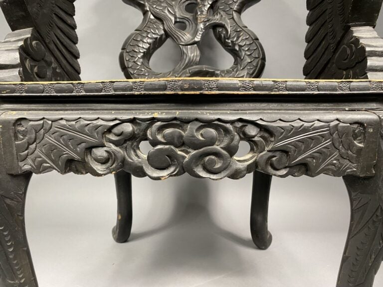 Vietnam - Fauteuil en bois sculpté à décor de dragons - 83 x 63 x 41 cm - (usur…