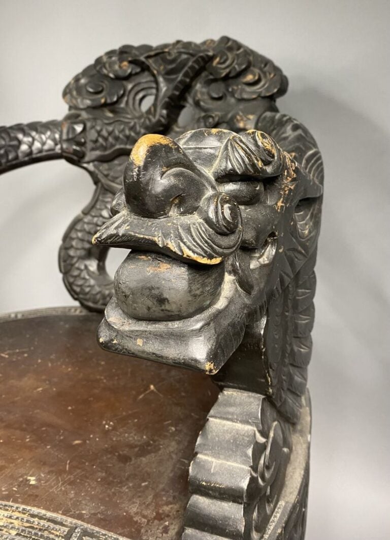 Vietnam - Fauteuil en bois sculpté à décor de dragons - 83 x 63 x 41 cm - (usur…