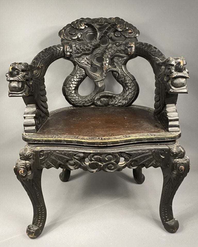 Vietnam - Fauteuil en bois sculpté à décor de dragons - 83 x 63 x 41 cm - (usur…