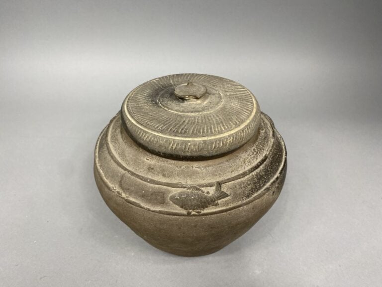 Vietnam ou Khmer, XIV/XVe siècles - Pot couvert en terre cuite orné d'une frise…