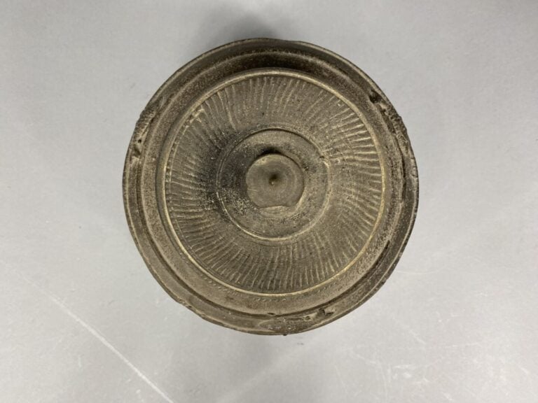 Vietnam ou Khmer, XIV/XVe siècles - Pot couvert en terre cuite orné d'une frise…