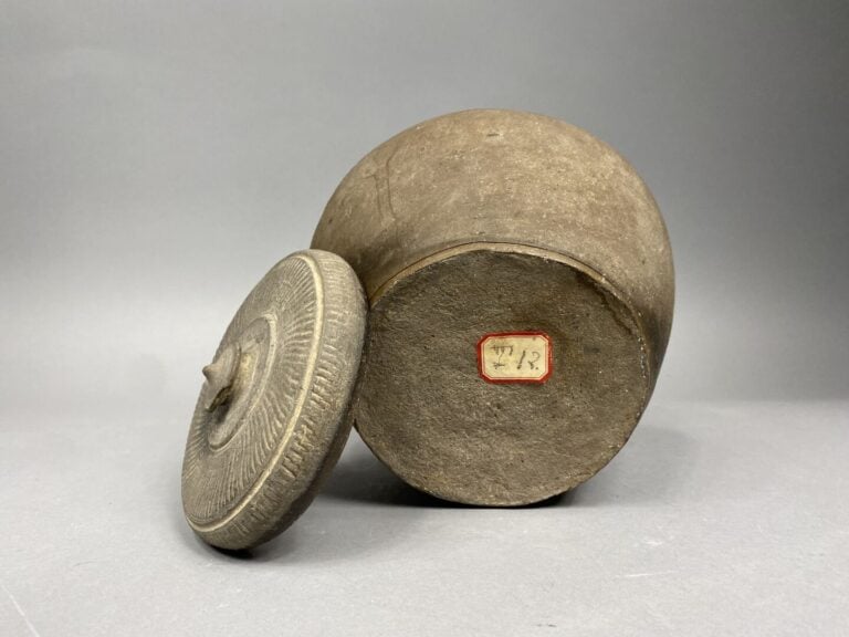 Vietnam ou Khmer, XIV/XVe siècles - Pot couvert en terre cuite orné d'une frise…