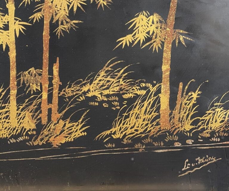 Vietnam - Panneau en bois laqué doré sur fond noir à décor de paysans sur le do…