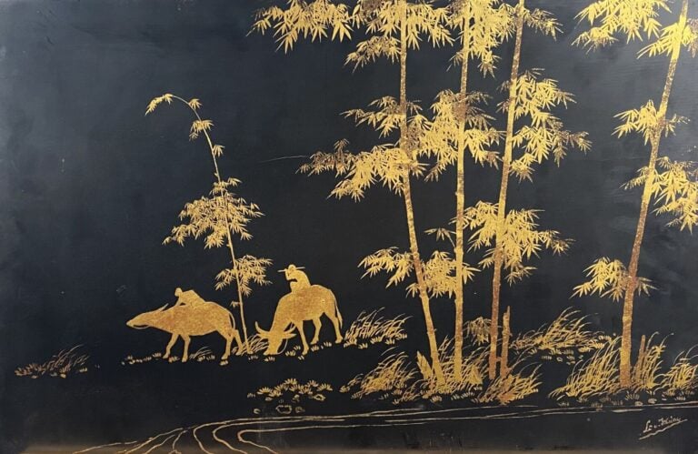 Vietnam - Panneau en bois laqué doré sur fond noir à décor de paysans sur le do…