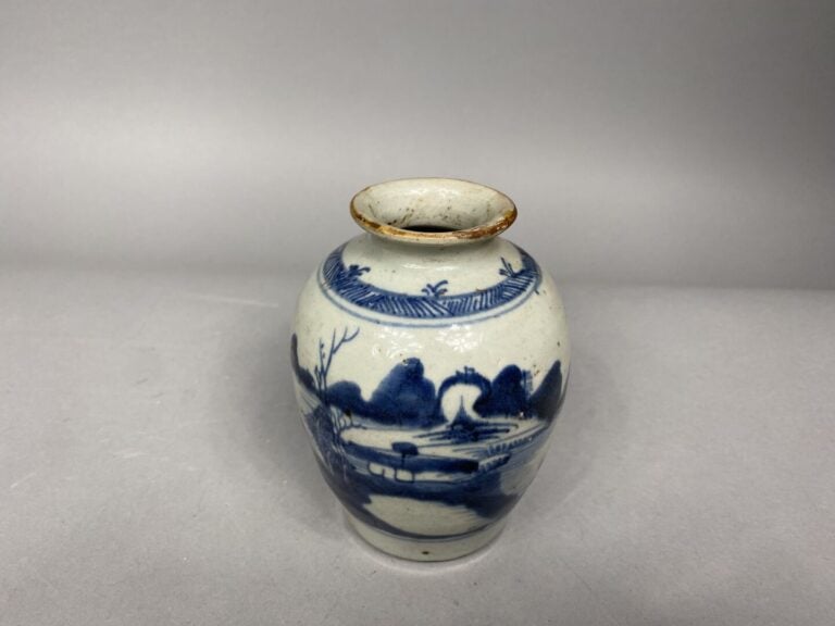 Vietnam - Petit vase balustre à court col à décor bleu blanc d'un paysage - H :…