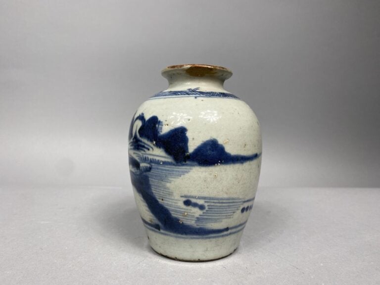 Vietnam - Petit vase balustre à court col à décor bleu blanc d'un paysage - H :…