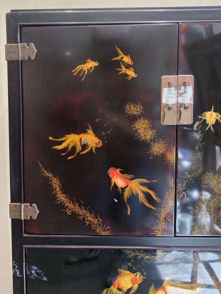 Vietnam, Thanh Le - Meuble bar en bois laqué noir à décor laqué de poissons par…