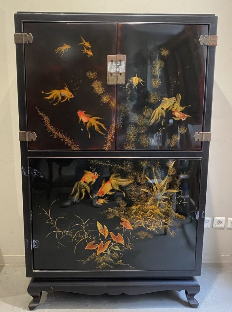Vietnam, Thanh Le - Meuble bar en bois laqué noir à décor laqué de poissons par…