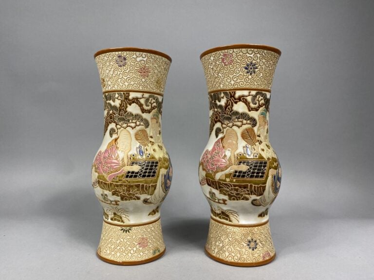 Vietnam, Thanh Le - Paire de vases balustres en grès émaillé polychrome à décor…