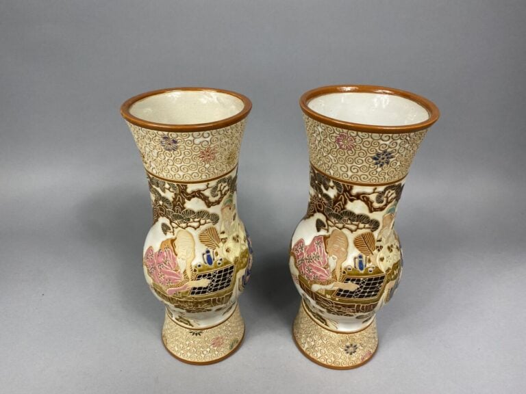 Vietnam, Thanh Le - Paire de vases balustres en grès émaillé polychrome à décor…