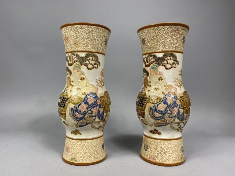 Vietnam, Thanh Le - Paire de vases balustres en grès émaillé polychrome à décor…