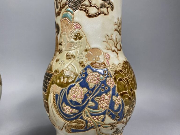 Vietnam, Thanh Le - Paire de vases balustres en grès émaillé polychrome à décor…