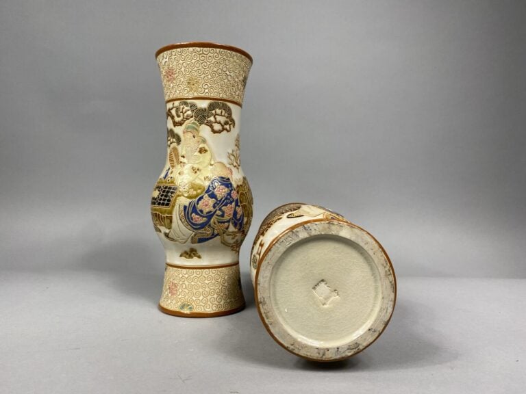 Vietnam, Thanh Le - Paire de vases balustres en grès émaillé polychrome à décor…