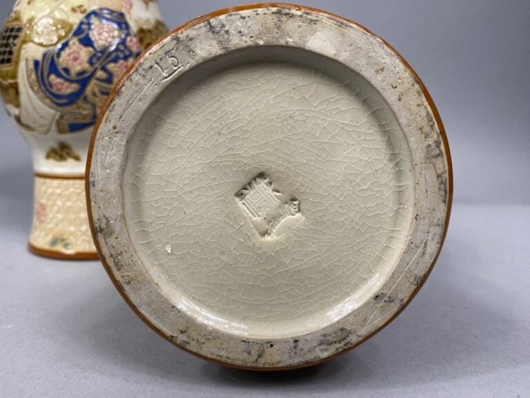 Vietnam, Thanh Le - Paire de vases balustres en grès émaillé polychrome à décor…