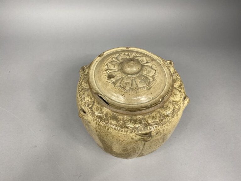 Vietnam, Thanhoa, XII/XIIIe siècle - Pot en terre cuite émaillée beige à décor…
