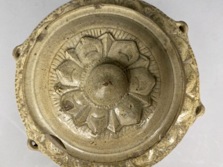 Vietnam, Thanhoa, XII/XIIIe siècle - Pot en terre cuite émaillée beige à décor…