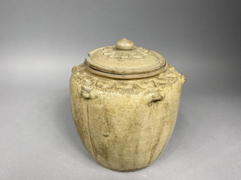 Vietnam, Thanhoa, XII/XIIIe siècle - Pot en terre cuite émaillée beige à décor…