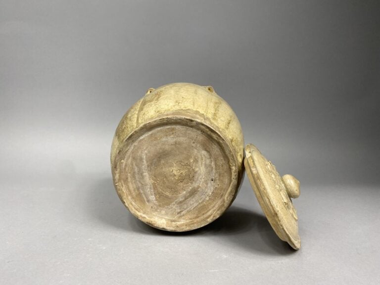Vietnam, Thanhoa, XII/XIIIe siècle - Pot en terre cuite émaillée beige à décor…
