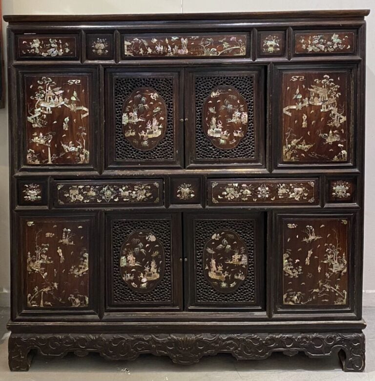 Vietnam, Tonkin - Cabinet en bois exotique à riche décor d'incrustations de nac…
