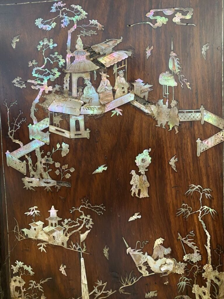 Vietnam, Tonkin - Cabinet en bois exotique à riche décor d'incrustations de nac…