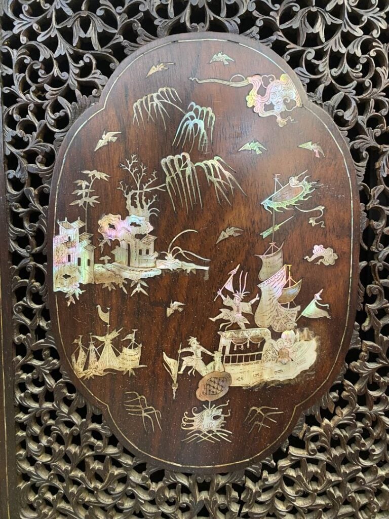 Vietnam, Tonkin - Cabinet en bois exotique à riche décor d'incrustations de nac…