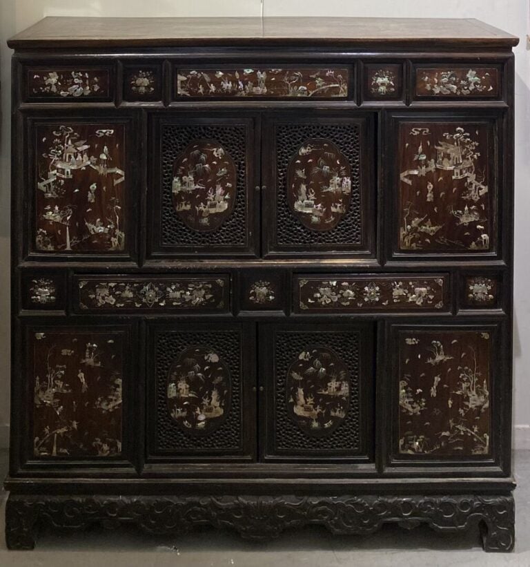 Vietnam, Tonkin - Cabinet en bois exotique à riche décor d'incrustations de nac…