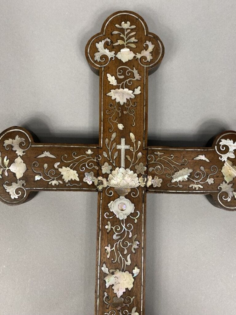 Vietnam, Tonkin - Croix apostolique en bois à incrustations de nacre à riche dé…