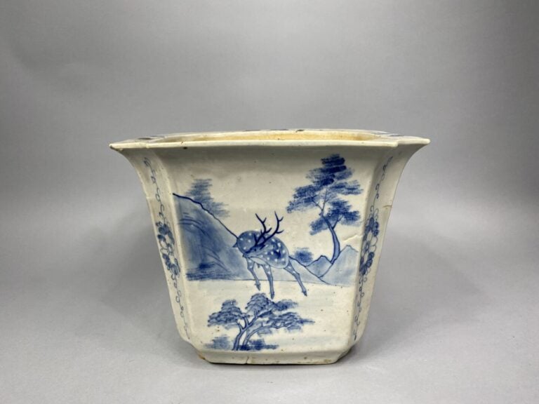 Vietnam - Vasque / jardinière en céramique émaillée bleu à décor sur les quatre…