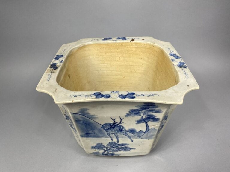 Vietnam - Vasque / jardinière en céramique émaillée bleu à décor sur les quatre…