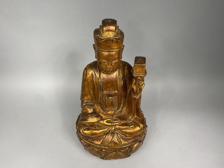 Vietnam - XIXe siècle - Bouddha en bois sculpté et laqué assis sur un lotus, le…