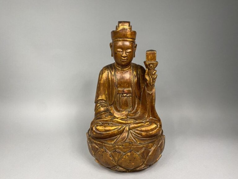 Vietnam - XIXe siècle - Bouddha en bois sculpté et laqué assis sur un lotus, le…