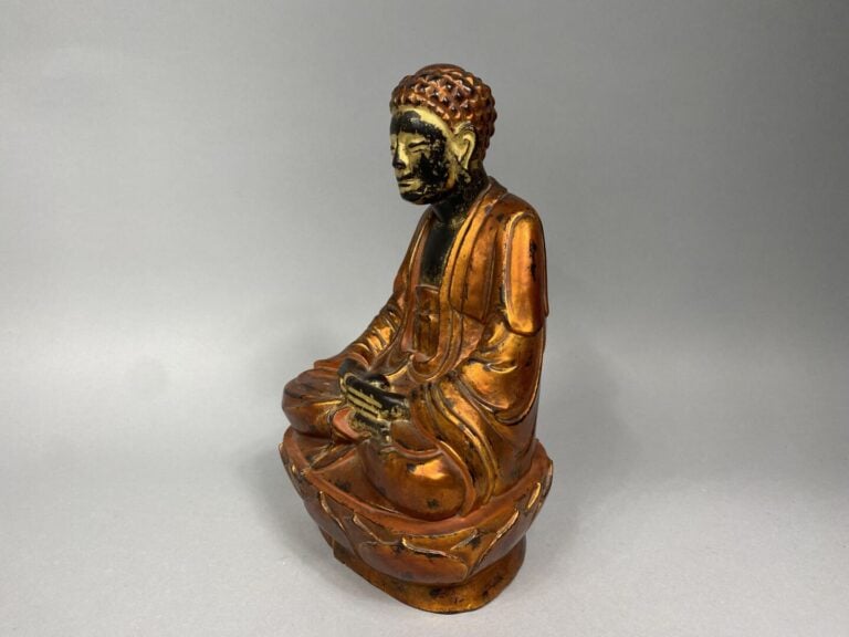 Vietnam - XIXe siècle - Grand bouddha assis sur un trône lotiforme, tenant dans…