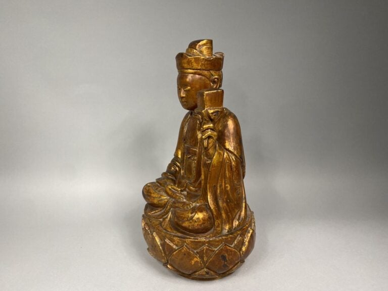 Vietnam - XIXe siècle - Grand bouddha assis sur un trône lotiforme, tenant dans…