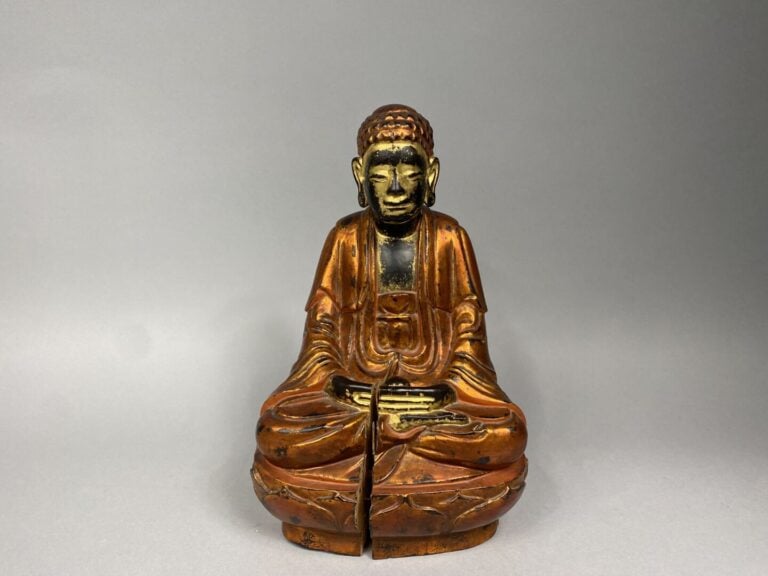 Vietnam - XIXe siècle - Grand bouddha assis sur un trône lotiforme, tenant dans…
