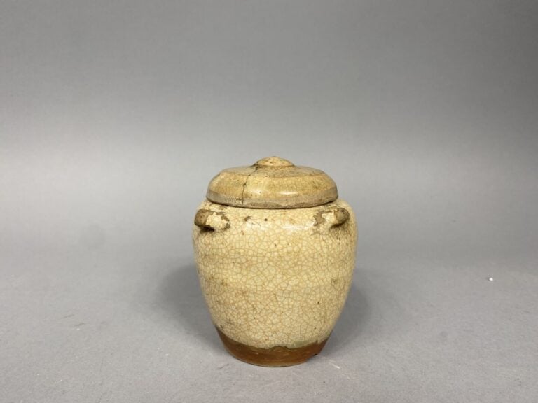 Vietnam, XVe siècle - Petite jarre en grès émaillé ocre ornée de quatre anses t…