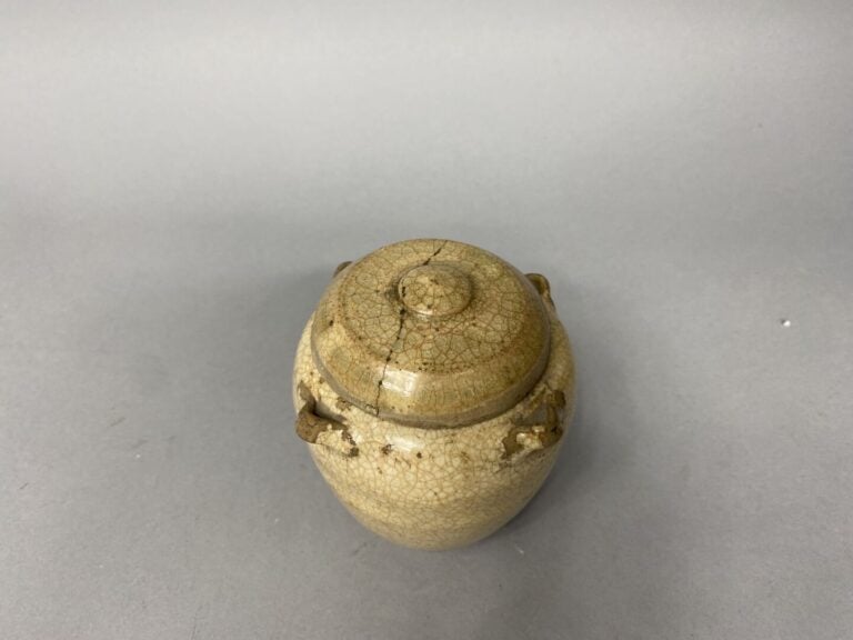 Vietnam, XVe siècle - Petite jarre en grès émaillé ocre ornée de quatre anses t…
