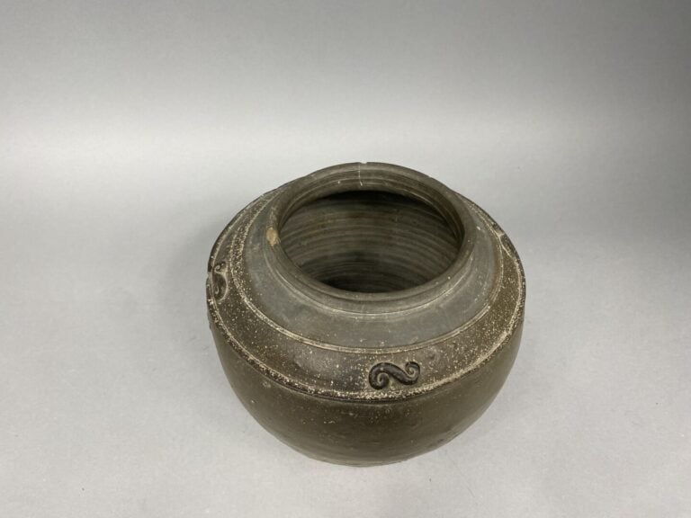 Vietnam - XV/XVIe siècles - Pot en terre cuite orné d'une frise de volutes - H…