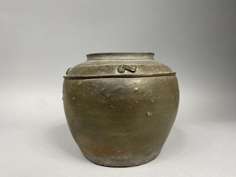 Vietnam - XV/XVIe siècles - Pot en terre cuite orné d'une frise de volutes - H…
