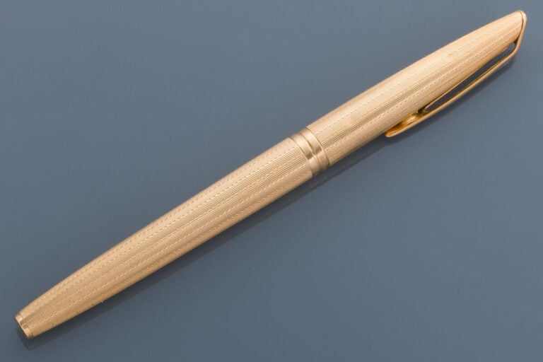 WATERMAN - STYLO PLUME en or jaune (750‰) ciselé et guilloché. Chocs. - Signé W…